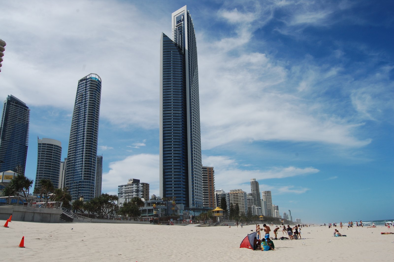 Surfers Paradies – Hochhäuser am Strand